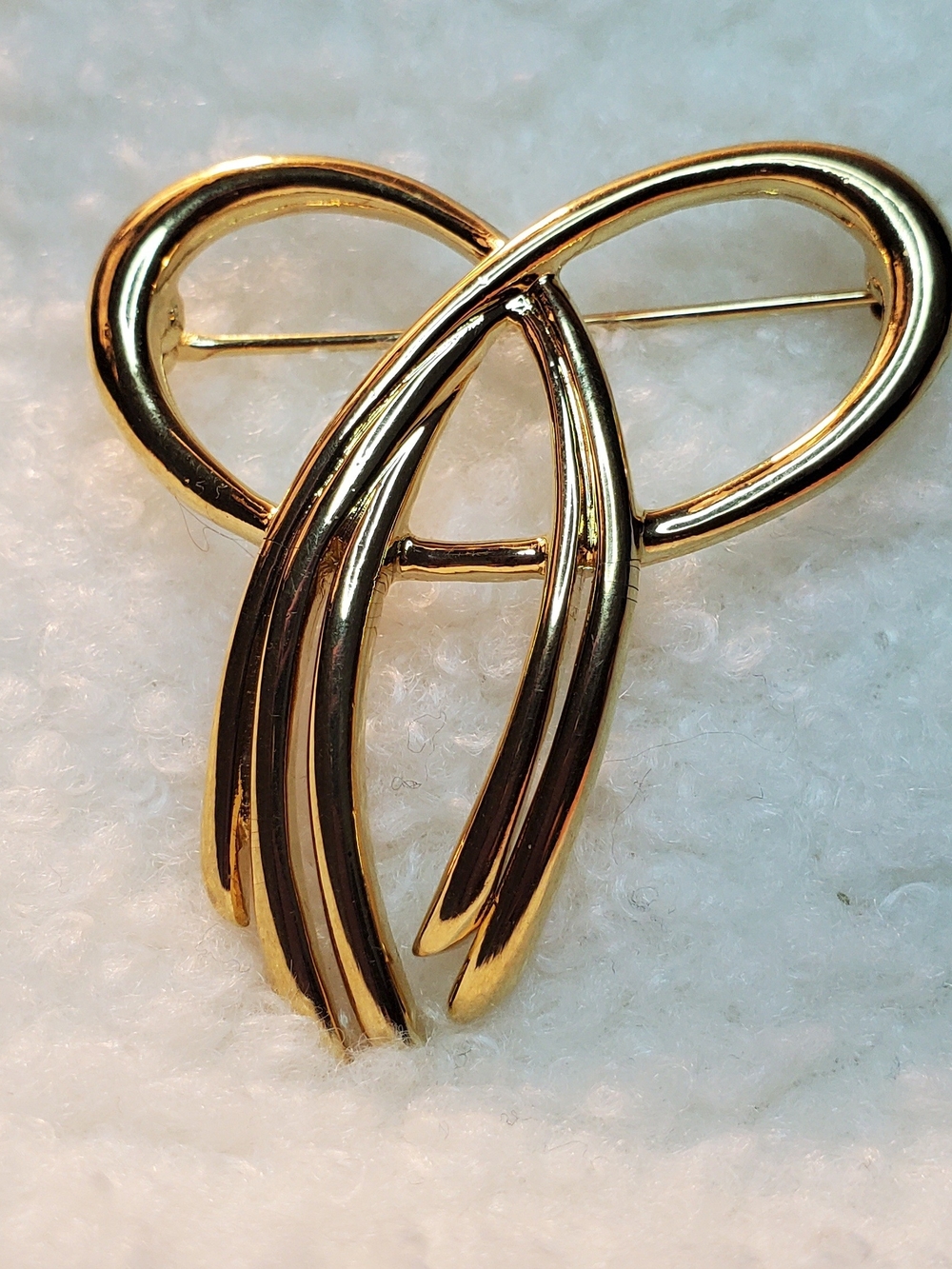Trifari Ribbon Bow Vintage Brooch - Signed Gold Tone
